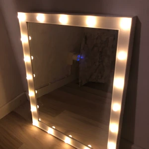 Sminkspegel - Säljer min sminkspegel jag köpte för ca 2 år sen. Jag säljer den eftersom jag har köpt en ny spegel. Säljer den för 150kr.