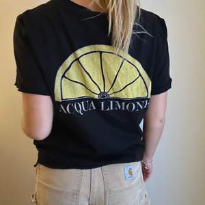 Svart Acqua Limone T-shirt med loga på rygg samt text på bröstet. Herrstorlek M. 