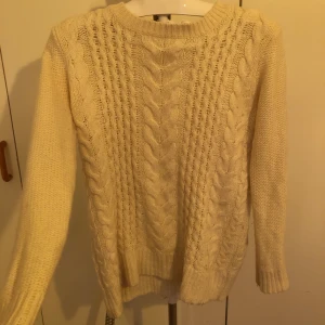 Stickad tröja från club Monaco!  - Superfin gräddvit tjocktröja från club monaco, skulle säga storlek S/M. Kan mötas upp i Lund och Malmö, även posta och då tillkommer fraktkostnad! 😊