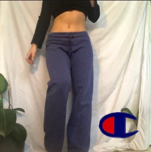 Vintage champion mjukisbyxor - Vintage champion mjukisbyxor köpta second hand. Något noppriga men annars inga defekter! Skriv privat för mer information eller vid intresse. Köpare betalar frakt. Visas på en m men passar både mindre och större beroende på önskad passform 