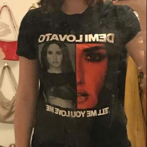 demi lovato concert t-shirt. köpt på concert. gott skick, använd få gånger