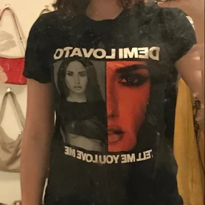 demi lovato concert t-shirt  - demi lovato concert t-shirt. köpt på concert. gott skick, använd få gånger