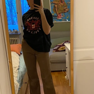 Bruna manchester byxor - Bruna manchester byxor från Mango med lite bootcut. Sitter midwaist och lite tajtare vid midjan och blir lösare ner mot knäna. Sköna då de är lite stretchiga och töjbara! Byxorna är köpta i storlek 36 men passar även som storlek 34.