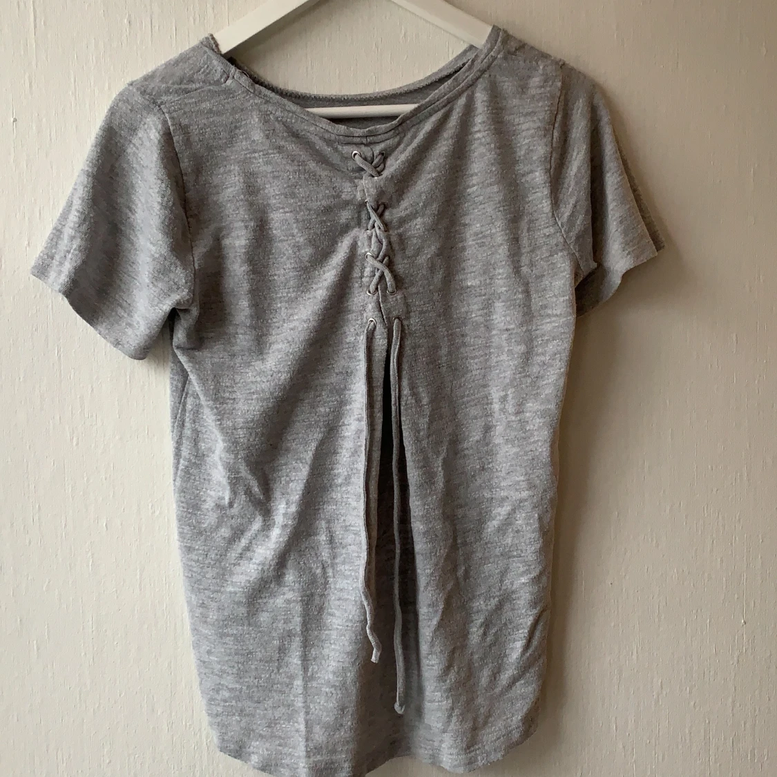 Grå tröja med snörning i ryggen - 90