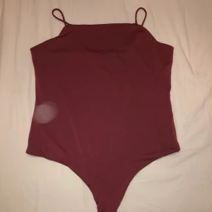 Bik bok body  - Köpte den för ett tag sen men aldrig andvändt den så den har bara tagit en massa plats 🙃 storlek L men passar typ alla storlekar. Super fin till sommaren och superfin färg! OBS!! Inte smuts på första bilden de e kameran!!!!