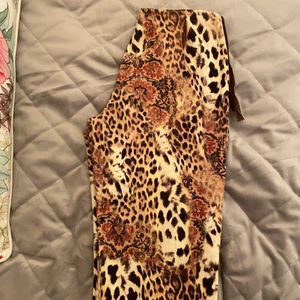 Coolaste byxorna - Säljer de snyggaste byxorna eftersom de är lite små för mig. Passar en person med Waist 23-24!!! Passformen är perfekt, de går ut där nere snyggt, skriv för fler bilder