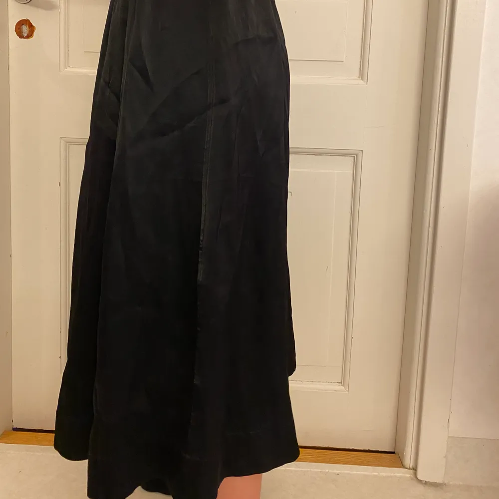 Size 36. Modell på bilden 163cm. Nypris 499kr. Frakten tillkommer . Kjolar.