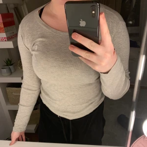 Ralph Lauren  - En ljusgrå långärmad tröja från Ralph Lauren som är i strl XS/S. Älskar färgen!💖 Jätte skönt material och perfekt längd i armar! Inga skavanker!🥰
