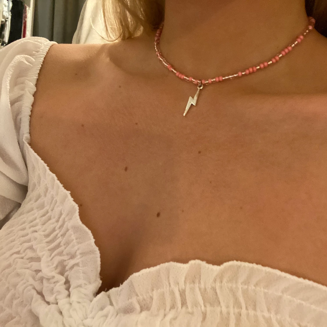 Olika färgglada halsband!