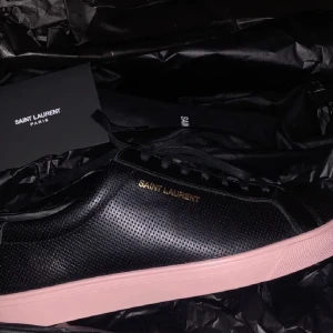 SAINT LAURENT SNEAKERS - nyskick, storlek 38. Kartong ingår. 