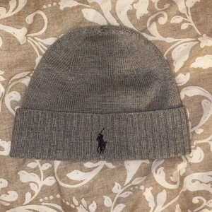 Ralph lauren mössa - Grå mössa i fint skick, knappt använd. 