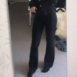 Byxor - Svarta utsvängda byxor, använda ca 15 ggr. Köparen står för frakt