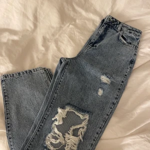 Snygga jeans från boohoo  - Slitna jeans från boohoo med slits-aldrig använda, bara prövade-storlek 36- säljer pga för liten storlek-ny pris 379kr