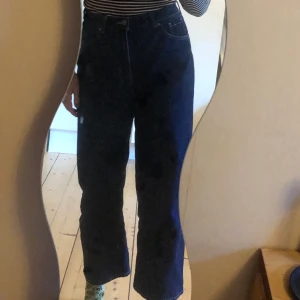 Navy Monki Jeans - Snygga Monki brallor! Väldigt sköna 💙