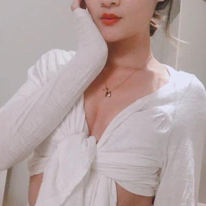 🤍 enkel vit kofta 🤍 - säljer en enkel vit kofta som går att styla på olika sätt om en önskar! bra kvalitet på material, väldigt skön och supersöt! 🌸 kan stylas ovanför en crop top eller en sommarklänning! ✨ frakt tillkommmer! budning vid flera intresserade! kontakta vid frågor! 💌 