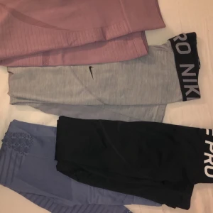 4stycken 300kr - Jag säljer just nu FYRA stycken träningstights för bara 300kr. De lila och blå har en hög midja och Nike tightsen har mellan hög midja (precis vid naveln sitter de på mig). De lila har två sträck under rumpan som formar dina kurvor bra. Två Nike tights, blå från panos emporio och de lila har jag glömt bort va de heter men de är köpta på en outlet med märkeskläder. Alla tights passar de mellan XS-M skulle jag säga då jag själv är S/ liten M. Nike är i storlek XS, Blå XS/S, Lila S/M