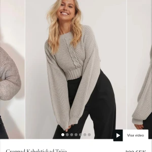 Stickad tröja  - Stickad tröja från NAKD, skulle säga att den är lite mer beige i verkligheten, väldigt sparsamt använd, buda från 100kr