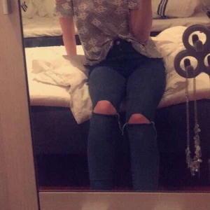 Jeans med hål på knäna - Väldigt fina tighta jeans med hög midja! Färgen är en fin gråblå! De har en slits nere vid fötterna! Skriv för mer bilder! Priset kan diskuteras! 