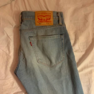 Levis 511 - Snygga Levis jeans som blivit försmå runt rumpan, de är raka och passar någon som är typ 160-170. Storlek XS-S. Modellen heter ”Levis 511”