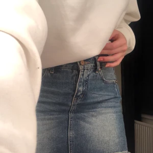 Jeanskjol - En jättefin jeanskjol men som tyvärr har blivit för liten för mig. Frakt ingår i priset. 