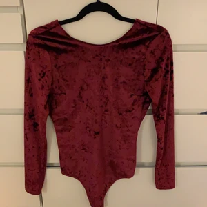 Topp - En jätte fin body i sammet. Sitter hur bra som helst och är sjukt skön. Den är i storlek M, passar även S. Pris kan diskuteras 