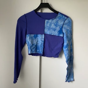 Trendig patchwork tröja - Trendig patchwork tröja med print, några vita streck som jag är övertygad om att de går bort i tvätten, aldrig använd bara provad, fri frakt✨