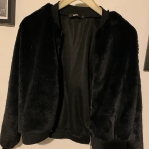 Bomberjacka i teddy material - Super mjuk och skön bomberjacka i stl S, betalning sker via swish och köparen står för ev frakt!(ca 60kr)