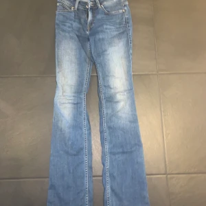 Lee jeans - Säljer ett par lee jeans i storlek w27 l33, en av hällorna har lossnat men det går att fixa. De är lågmidjade & utsvängda i modellen💕💕 150kr inkl frakt💕