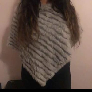 Päls poncho äkta - Bra skick använd endast fåtal gånger inget fel på den. Vet ej exakt hur mycket frakt blir så det löser sen