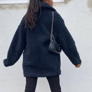 teddyjacka - säljer min snygga mörkblåa teddyjacka från weekday! storlek xs💙💙 sitter så snyggt på och är superskönt! frakt tillkommer✨