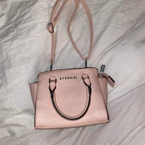 Säljer denna rosa Eternel väskan i väldigt bra skick! 100kr + frakt💞