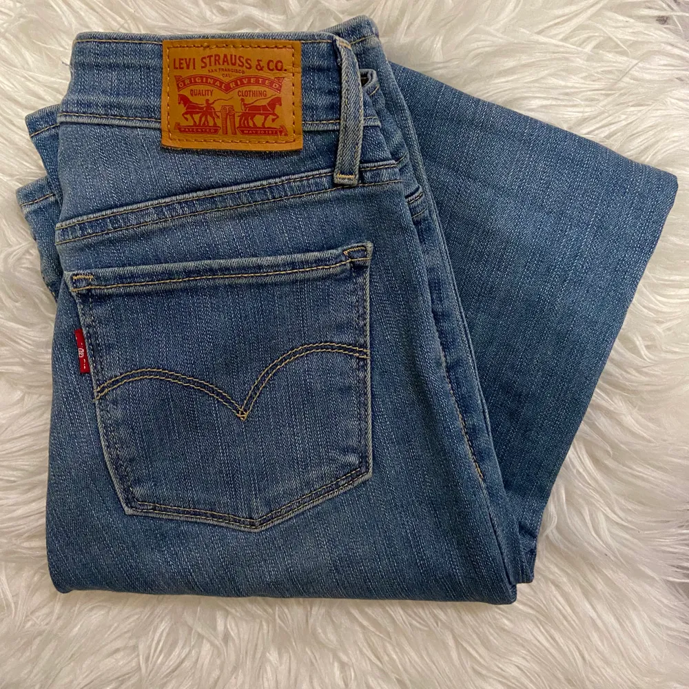 Säljer dessa snygga bootcut jeans från Levi's som blivit för små. Jätte bra skick och använda ett fåtal gånger. Andra bilden gör sig mer rättvis till färgen på jeansen💕 . Jeans & Byxor.