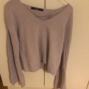 Stickad tröja  - Har bara används en gång , ungefär 1år gammal, storlek Xs , bra skick inga hål ingenting.