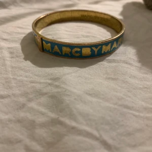 Armcuff från Marc jacobs - Säljer denna fina cuff från Marc Jacobs som inte kommer till användning💘💘💘så fin detalj!!