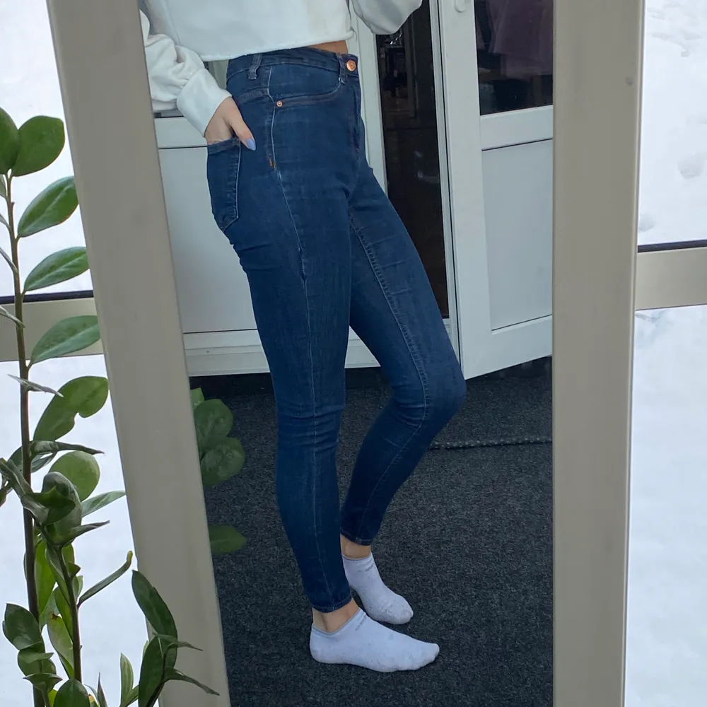 Ett mörkblå jeans från Gina i typen Molly. En fin färg som jag tyvärr inte använder!. Jeans & Byxor.