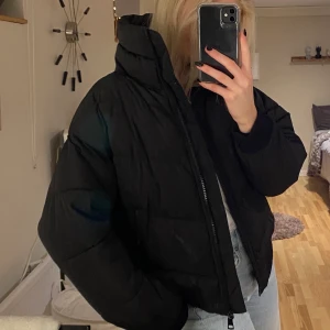 Puffjacka med hög krage - Svart jacka från Monki. Högsta bud vid fler intresserade! 