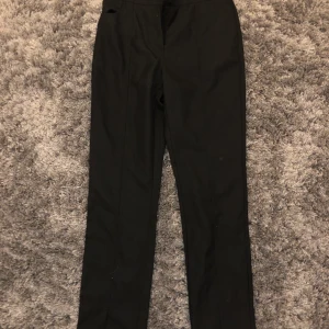Kostymbyxor😇 - Säljer mina kostymbyxor från gina tricot. Sparsamt använda🖤skriv om du har någon fundering 