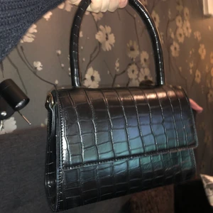 Handväska  - Snygg & praktisk väska från NAKD. I princip ny & aldrig använd!