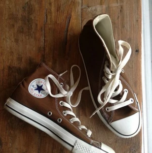 Bruna converse - Säljer mina nästan helt oanvända bruna converse!🤎 Buda från 200 i kommentarsfältet eller kom privat, för fler bilder kom privat🤎 Bugivningen slutar på onsdag 01/13 21:00:) Högsta bud: 620, kan köpas direkt för 790kr!🤎🤎 (första bild är lånad)