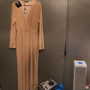 Jumpsiut - Säljer nu min underbara och sköna jumpsuit, har den i en storlek mindre och använder den typ hela tiden, denna är super skön då den är i matreal: polyester stretch, HELT UNDERBAR. Helt slut i lager på Nelly då denna bara legat i garderoben ett bra tag utan att den används, helt ny ”pris lappar sitter på” den är vid i armar och ben 💙
