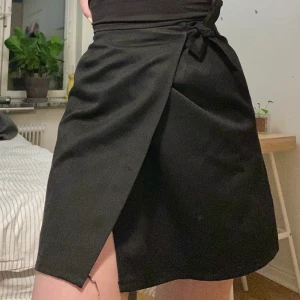 Svart knytkjol - Kjol köpt på second hand som knyts runt midjan✨