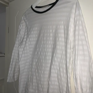 Clean och fräsch tröja från Hope✨ - Vit diskret randig tröja med svart krage från Hope✨