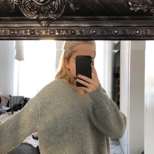 Grå stickad tröja - Superfin grå stickad tröja, ett perfekt basplagg. Tröjan är från HM och är i bra skick. Är i storlek S. Köparen står för frakten. Står ej för postnords slarv🤎