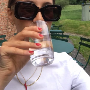 ACE&TATE   - Helt oanvända ace&tate solglasögon, köpta för cirka ett års sedan på arket för 1300kr. Finns ej att köpa i butik längre. Fodralet ingår men har defekter. Solglasögonen har inga defekter.