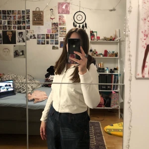 mjuk vit kofta🐮 - mjuk kofta med spets på hela luvan och en del på axlarna🖤 behagligt & värmande tyg. Perfekt i längden!