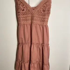 En jättesöt rosa klänning från Shein som är köpt för 169, säljer den för 80kr. Klänningen är oanvänd. Är i storlek S men passar även XS. Användaren står för frakten. Vid intresse kan jag skicka mer bilder. 🥰🥰