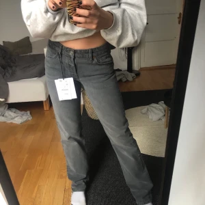 Lågmidjade jeans - Säljer dessa lågmidjade jeansen från Zara då de inte satt som jag hade trott. De är helt nya med prislapp kvar, köpa för 300kr och slut i alla storlekar. Startpris 300kr🤠🤠