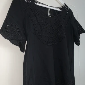 Jättesöt blus från Wera! - En svart blus från Wera med ett seethrew mönster✨