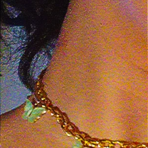 Butterfly necklace absolutely georgous - Så sjukt fin med ett fint material, guldfärgad med små Aqua fjärilar