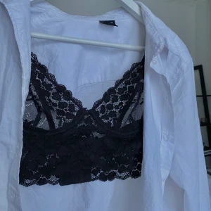 Bralette 75A - Är besatt av skjorta och bralette😍 WOW!  Bh från hm utan pads. Storlek 75A. Säljs inte längre i butik🥇säljs pga använder typ aldrig bh🤭 den går längre ner än en vanlig bh och har sex spännen där bak! #bralettea #bh #75A (betalningen sker via swish, köpare står för frakten) 